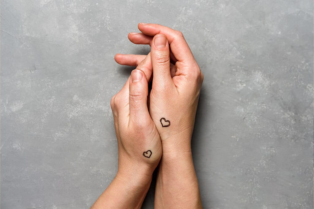 tatouage coeurs mains